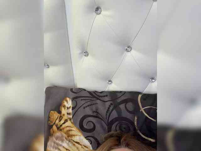 Ellidi with friend show