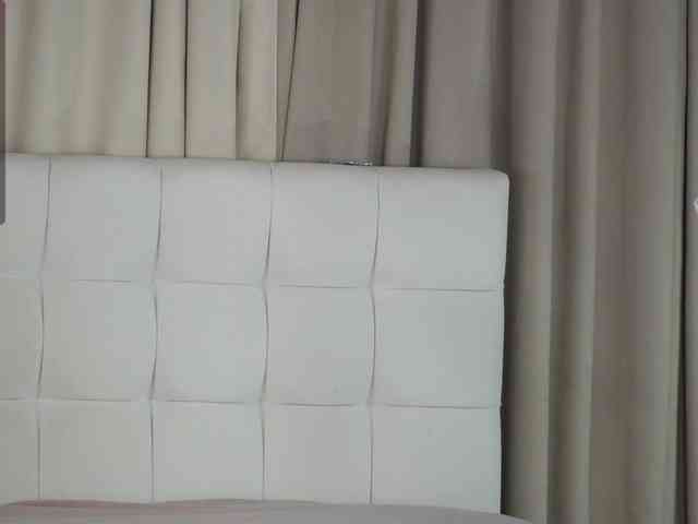 Vikki100500 fingering camshow