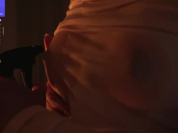 Anniehillofficial_ oiled