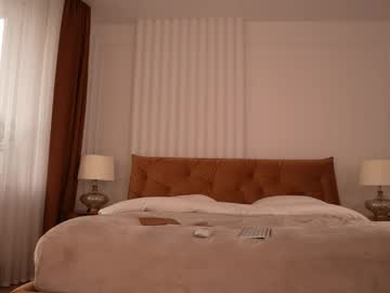 Roxy_blue_eyed_ fingering